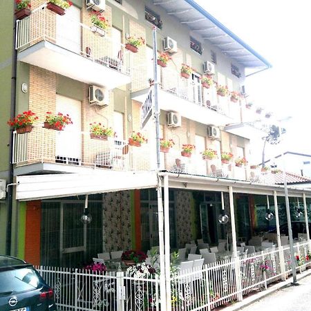 Hotel Simon Римини Экстерьер фото