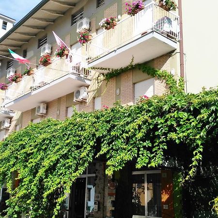 Hotel Simon Римини Экстерьер фото