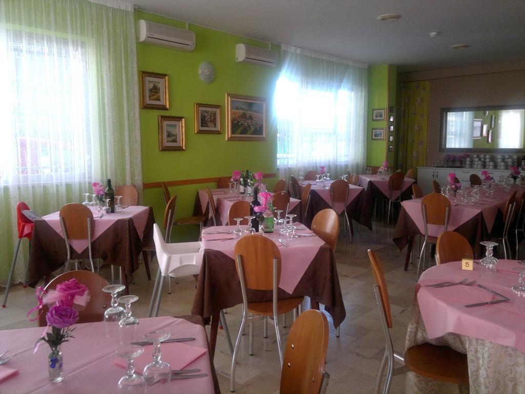 Hotel Simon Римини Экстерьер фото