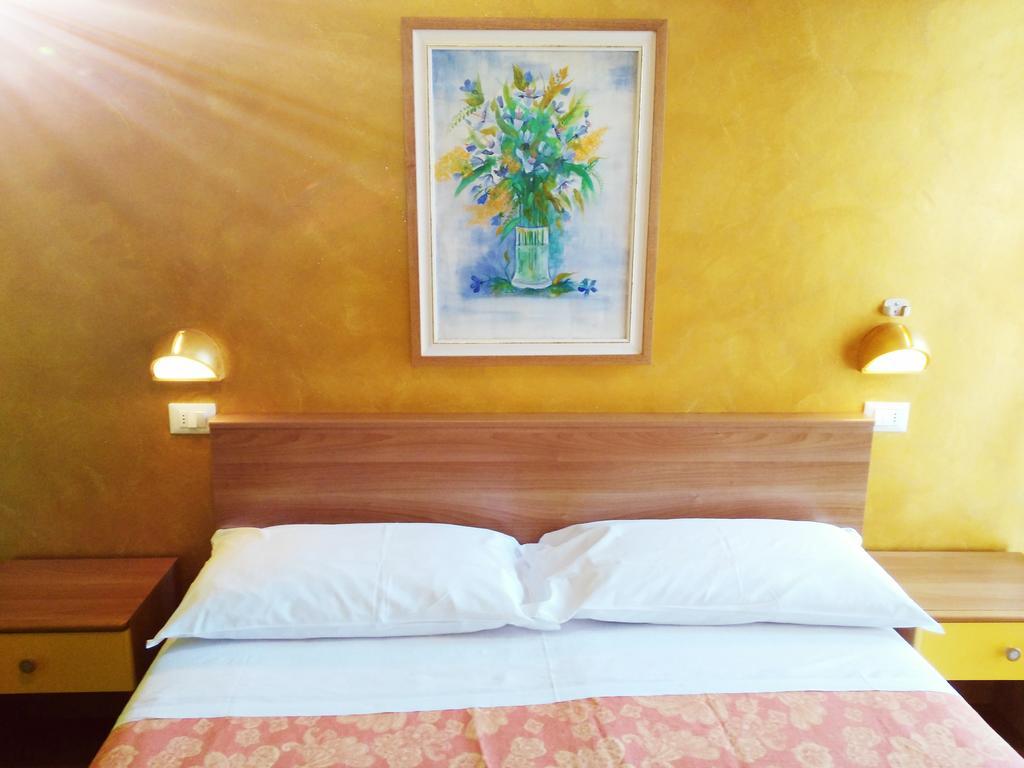 Hotel Simon Римини Экстерьер фото