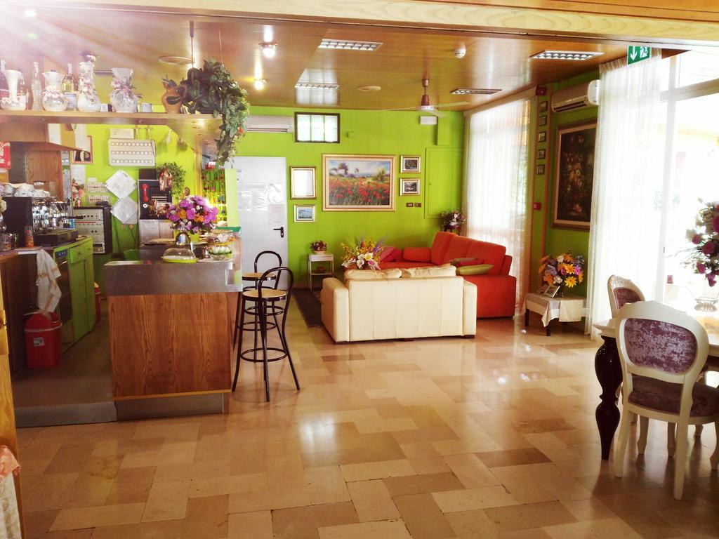 Hotel Simon Римини Экстерьер фото