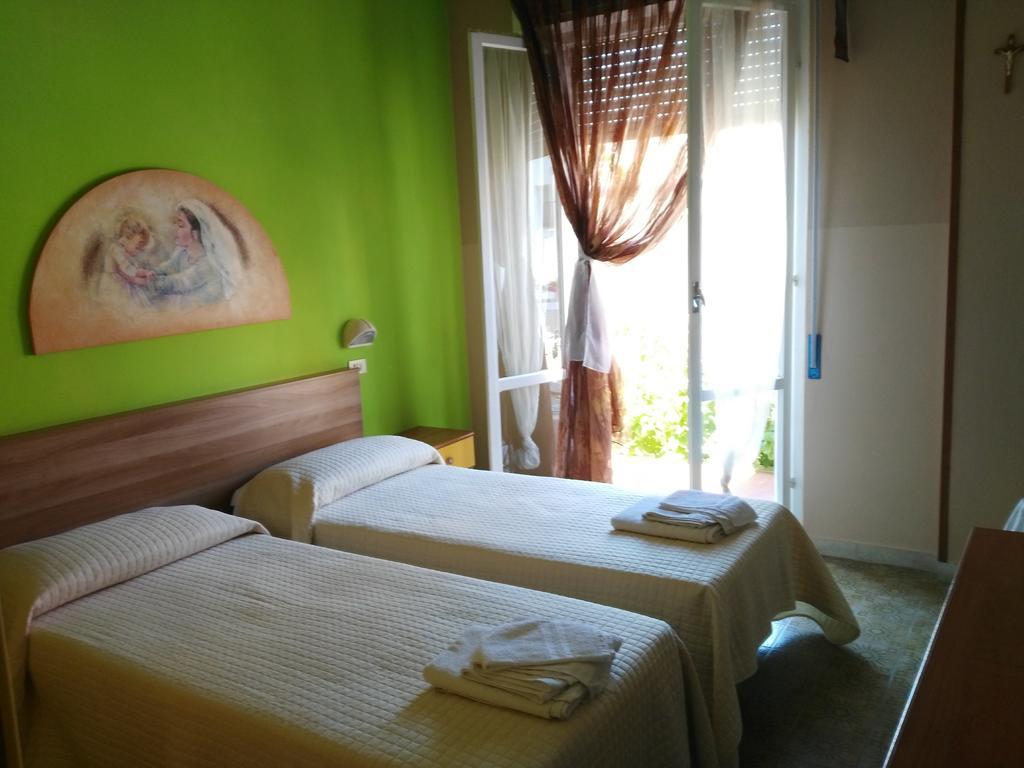 Hotel Simon Римини Экстерьер фото