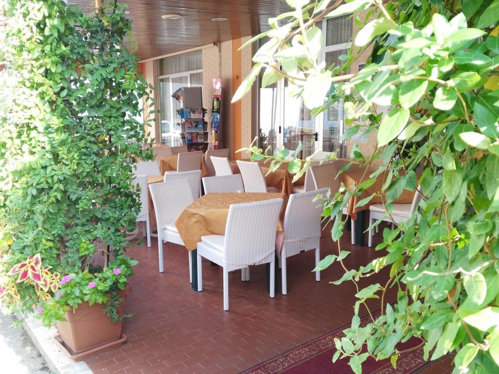 Hotel Simon Римини Экстерьер фото