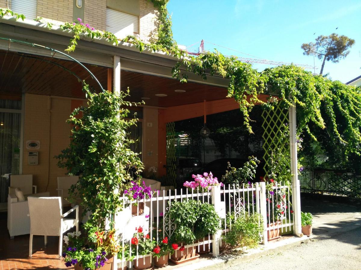 Hotel Simon Римини Экстерьер фото