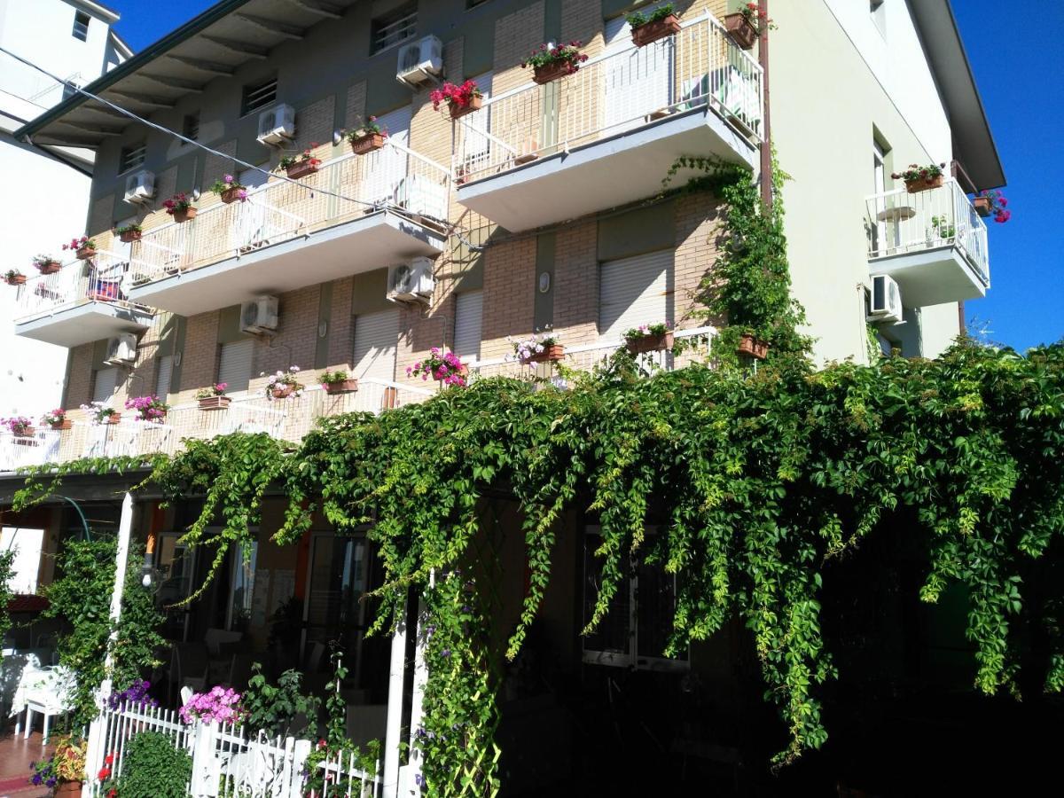 Hotel Simon Римини Экстерьер фото